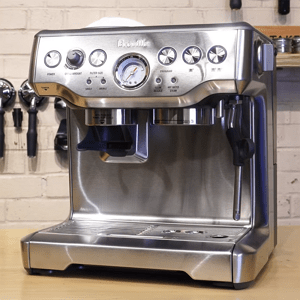Productweergave van de Breville Barista Express BES870XL met de externe bediening en voorbereidingsruimte