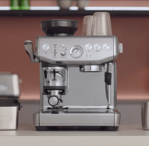 Productaanzicht van Breville Barista Express Impress BES876 met externe bediening en voorbereidingsruimte