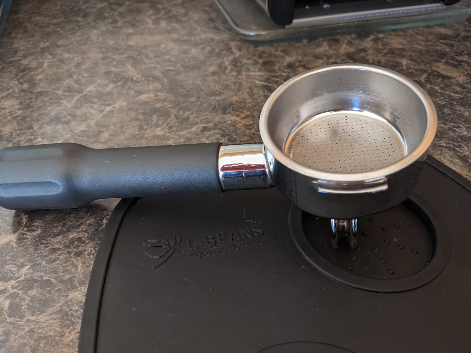 Versgemalen koffie in een espressofilterdrager