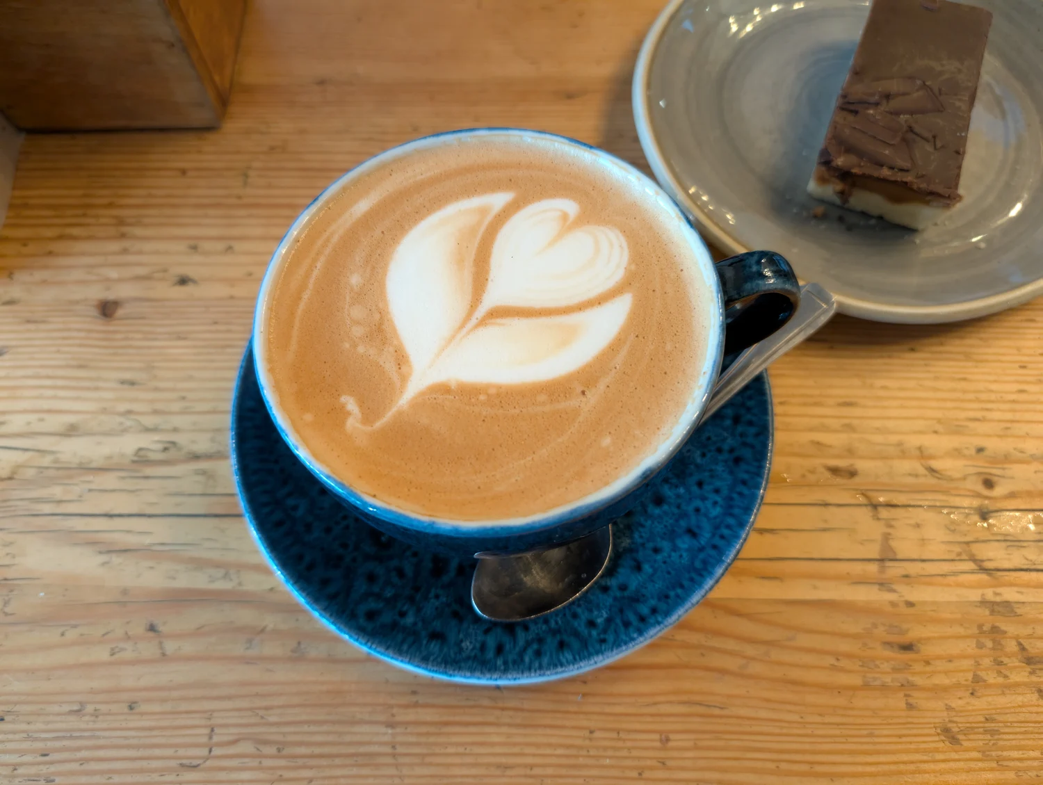 Cafeïnevrije latte bij Trading Post Coffee Roasters in Brighton