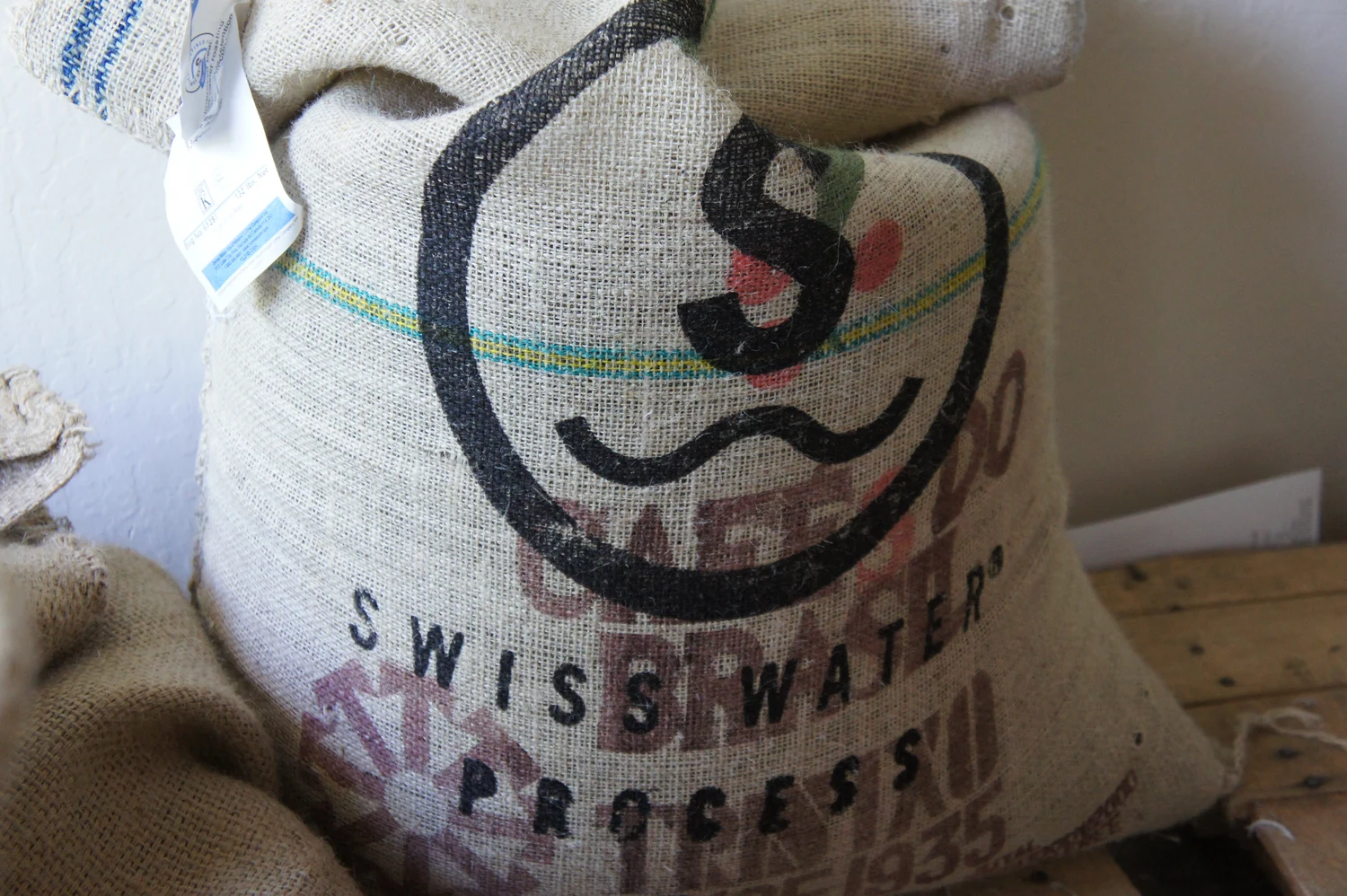 Een koffiezak met het etiket Swiss Water Process