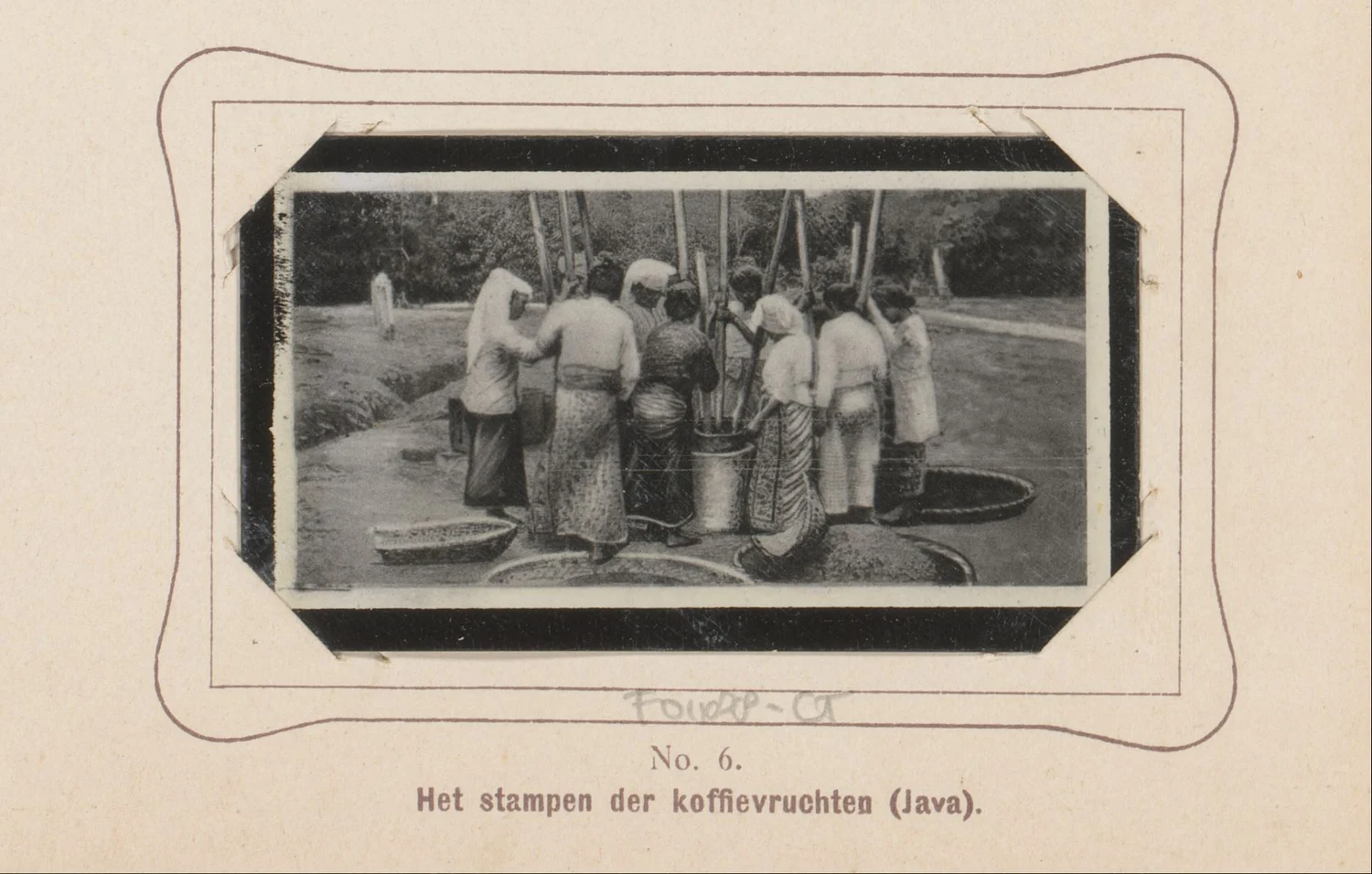 Historische zwart-witscène van vrouwen die koffievruchten stampen op Java